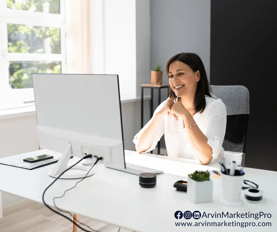 virtual-assistant-in-front-of-a-computer-managing-paid-ads
