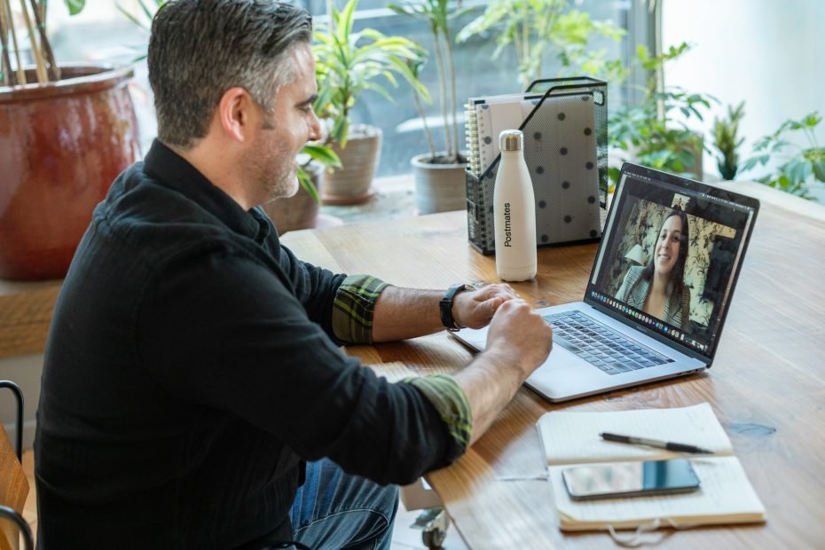Virtual-assistant-talking-to-client-via-video-call