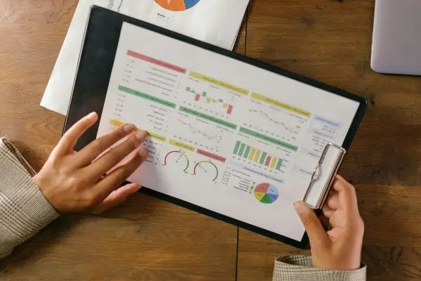 virtual-assistants-reviewing-a-chart