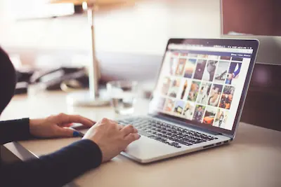 social-media-virtual-assistant-browsing-online