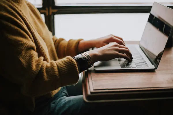 digital-marketing-expert-VA-using-laptop