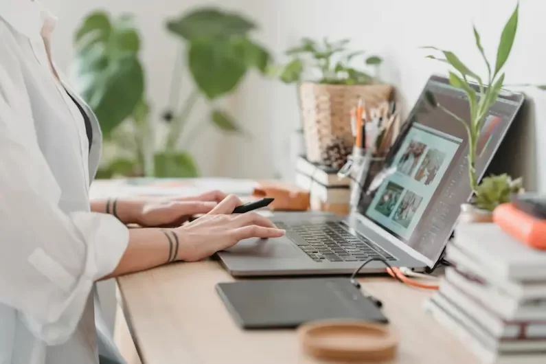 virtual-assistant-in-the-philippines-browsing-on-laptop