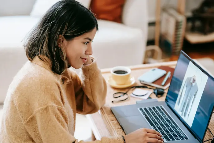 virtual-assistant-in-the-philippines-using-her-laptop