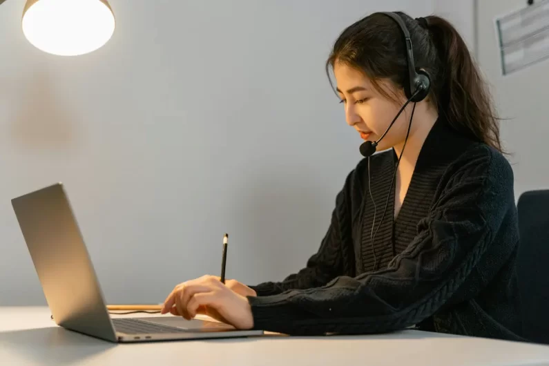 virtual-assistant-working-on-a-laptop-reading-how-to-hire-a-virtual-assistant