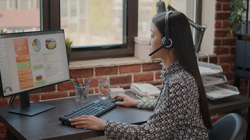 virtual-assistant-doing-virtual-assistant-services-on-her-desktop